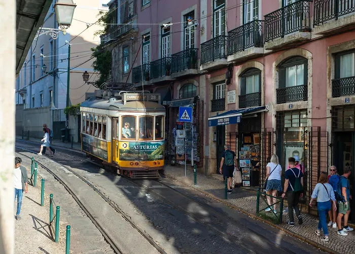 Alfama - Sé Cathedral | Cheese&wine *