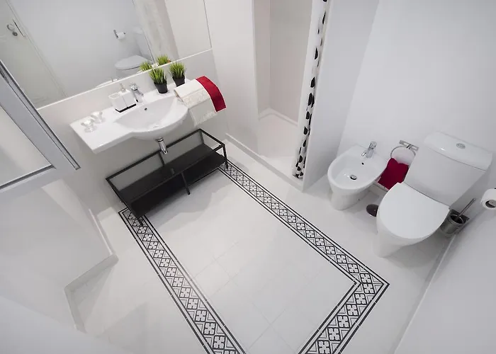 Alfama - Sé Cathedral | Cheese&wine * Lisboa